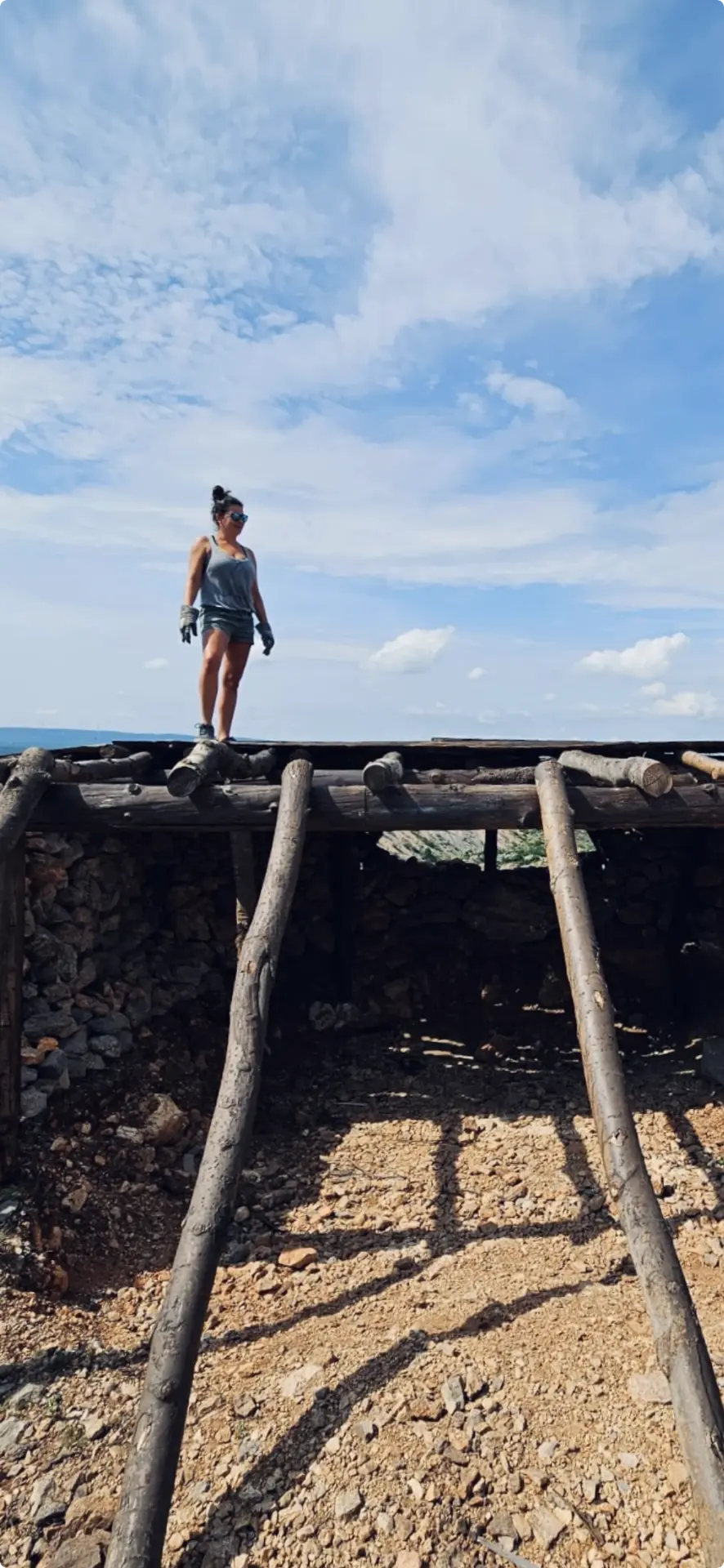 Maja Vovk building on location
